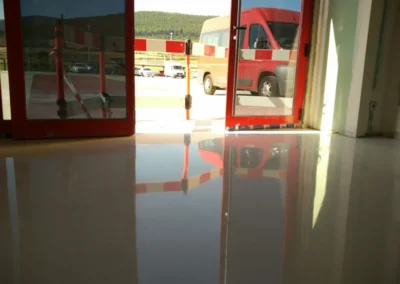 Img Terrazo blanco continuo en oficinas modernas 2