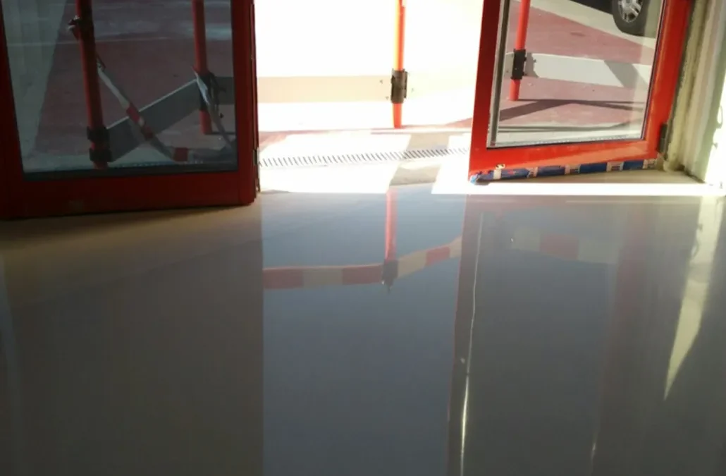 Terrazo blanco continuo en oficinas modernas