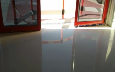 Terrazo blanco continuo en oficinas modernas
