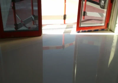 Img Terrazo blanco continuo en oficinas modernas 3