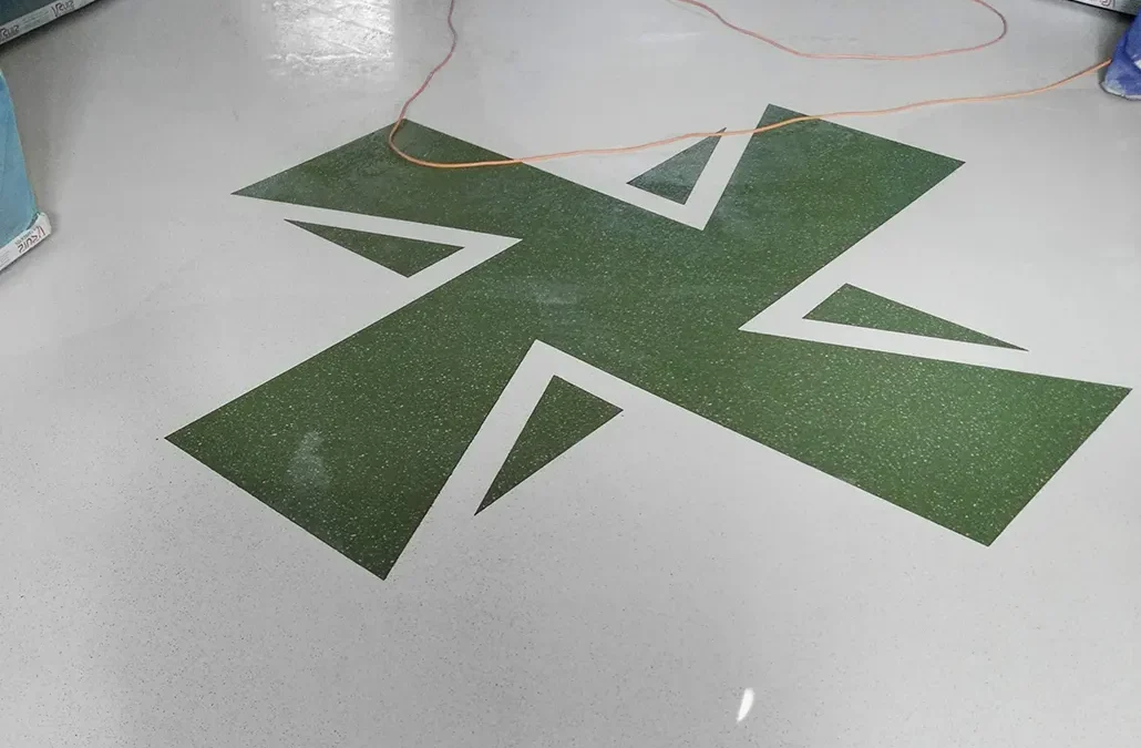 Terrazo Continuo con Diseño Personalizado en Farmacia
